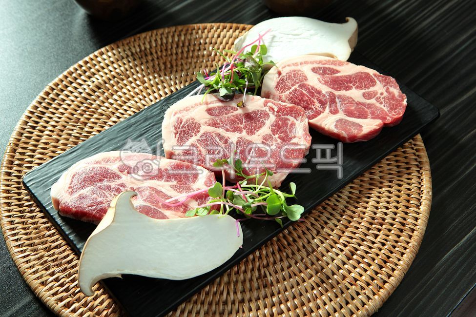 목살,돼지목살,돼지고기,돼지,생고기,생목살,삼겹살,생삼겹살,목살구이,구이,버섯,새싹,요리,한국음식,한국음식점,한국식당,영양식,건강식,건강음식,영양음식,먹거리,맛집,식사,음식,고기,고기집,고깃집,마블링,축산,식재료,육류,정육,식품,특수부위