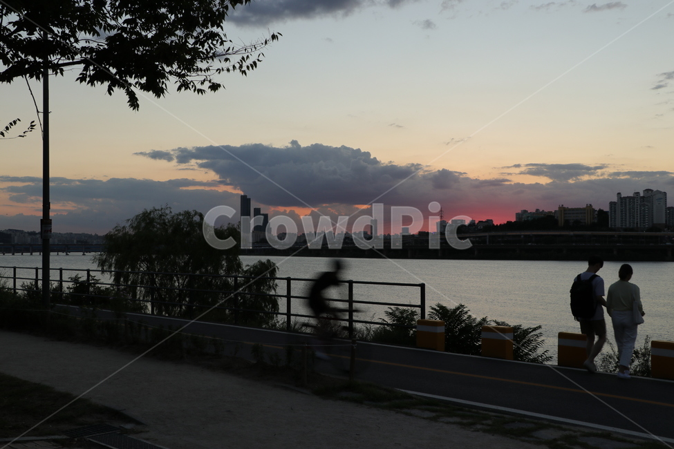 라이딩,석양,연인,riding,couple,sunset,도시,풍경,city,landscape,한국도시풍경,한국도시경관,korea cityscape,사람,인물,인간,human,person,연인,커플,사랑,lover,couple,nature,자연,red sky,붉은 하늘,일몰,outdoors,옥외,dawn,새벽,sky,하늘,dusk,황혼