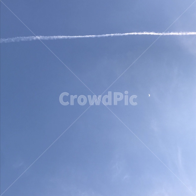 초저녁,낮하늘,저녁하늘,초승달,비행기구름,구름,하늘,condensationtrail,moon,sky,newmoon,crescentmoon,자연,cloud