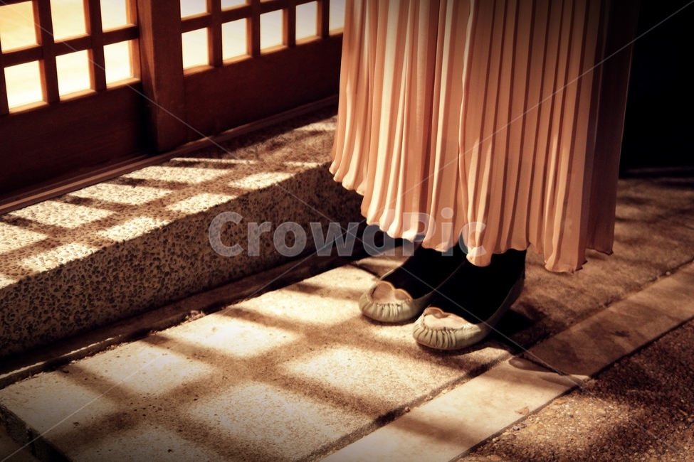 빛,문,기다림,감성,light,살포시,신발,불빛,야간,밤,문앞,분위기,mood,gate,shoes,사람,인물,인간,human,person,신체일부,몸,body,여성,여자,woman,female,lady,감성,sensible,feeling