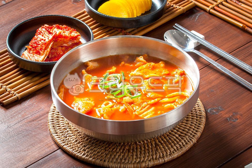 flour food,tray,lunch,soup,Rattan,plate,green onion,bowl,Spicy sujebi,Kimchi Sujebi,flour,rattan support,plate holder,ingredients,cooking,rattan tray,Korean restaurant,delicacy,Flour dishes,kimchi,bowl stand,Korean cuisine,restaurant,folk food,Korean,conv