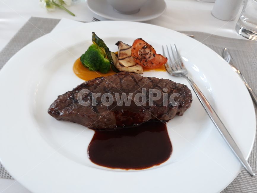 스테이크,음식,요리,플레이팅,lunch,음식,식재료,요리,food,cook,meal,dishes,food reserves,육류,고기,meat,양식,서양음식,서양요리,western food,western dishes,western meal,western cook