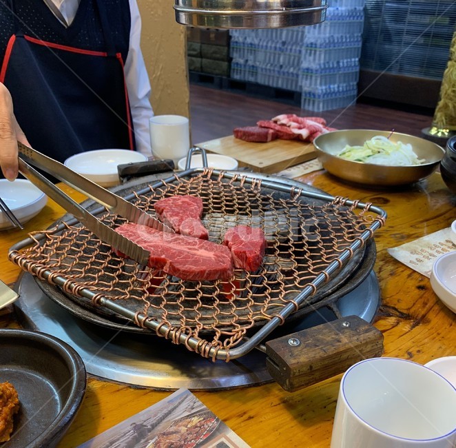 소고기,철판,집게,생고기,생소고기,앞치마,백김치,한식,식탁,식당,꽃등심,갈비살,고기집
