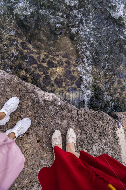 couple,friendship,Valley,flowing water,cool,sisters,one piece,foot