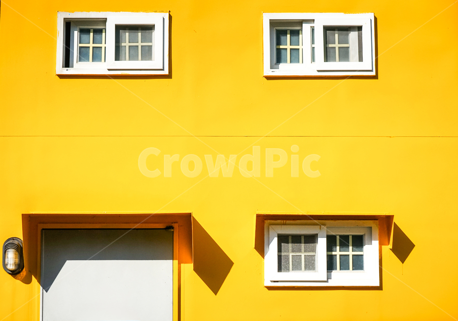 건물,시설,문,창문,노랑색,흰색,색깔,색상,색채,색감,color sense,color sensitivity,feeling of color,건축물,건물외관,exterior,building,structure,architecture,construction