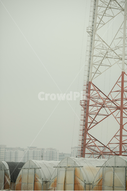 송신탑,전봇대,타워,철골,철조구조,철제구조,거대한,전신주,계단,난간,높은,큰,전기,파워,도심,도시,우울한,아찔한,뾰족한,직선,복잡한,구조,구조물,현대화,전깃줄,powerlines,전력선,cable,케이블,송전탑,electrictransmissiontower,에너지산업,energy industry,건축물,건물외관,exterior,building,structure,architecture,construction