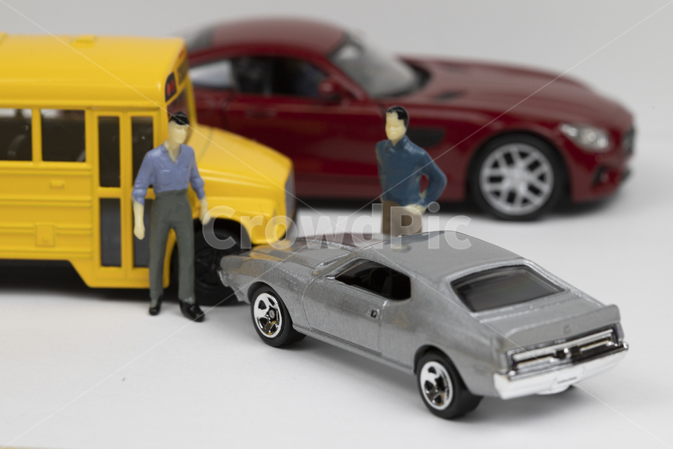 insurance,towing,contact accident,damage,bus,traffic accident,Traffic,concept,accident,life,vehicle,car,contact,model,injury,mediation,tire,toy,passenger car,dispute,person,altercation,quarrel,miniature,school bus,adult,object