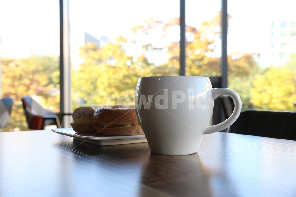 커피컵,컵,빵,브레드,카페,테이블,간식,후식,coffeecup,커피,카페,coffee,cafe