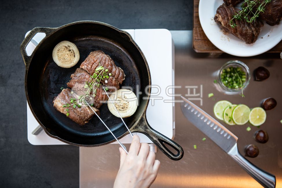 갈비,돼지갈비,소갈비,양념갈비,육류,한돈,한우,식사,음식,연출컷,스튜디오,메뉴컷,팬,후라이팬,주물팬,항공컷,굽다,굽는다,집게,손,핸드,식탁