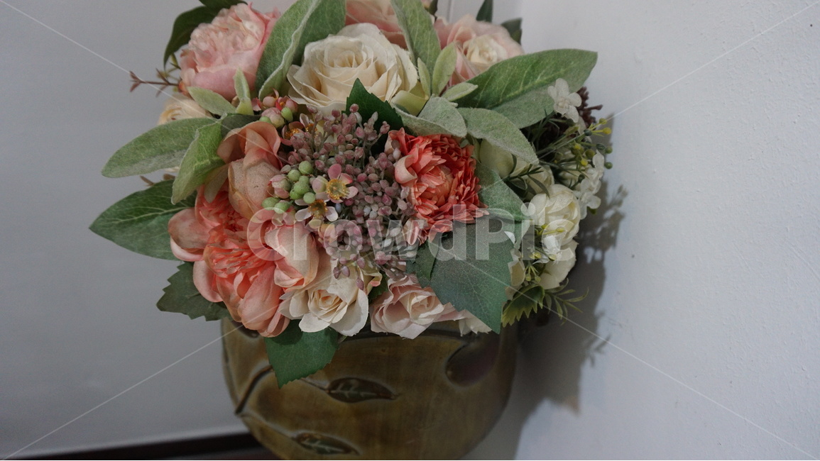 꽃,꽃바구니,분홍색,빨간색,초록색,꽃,flower,실내용화초,화분,화초,house plant,인테리어,실내디자인,interior design