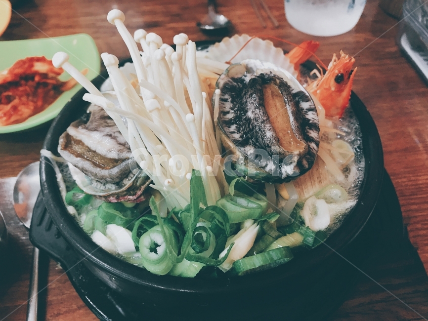 전복,뚝배기,전복뚝배기,맛집,대파,새우,보양식,식사,음식,푸짐한,음식,식재료,요리,food,cook,meal,dishes,food reserves,수산물,해산물,fishery products,seafood,한식,한국음식,한국요리,korean food,korean dishes,korean meal,korean cook