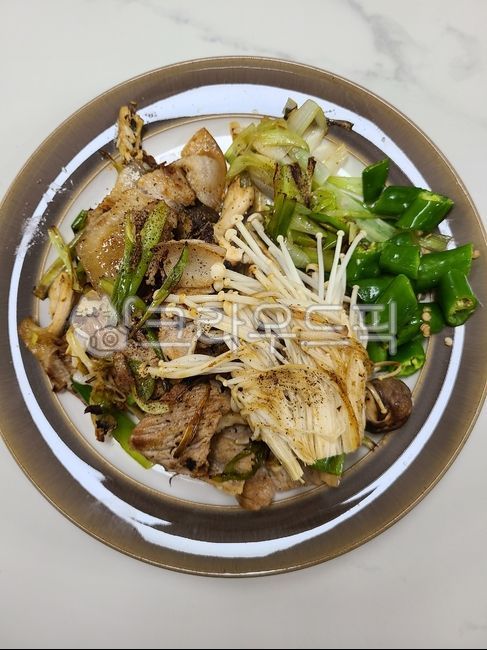 1st impression,Meal for 1 person,Stirfried Enoki Mushroom Meat,plate,Protein table setting,Eating alone,pork,bowl,food,meal,dish,Dinner table setup,protein meal,Stirfried meat and vegetables