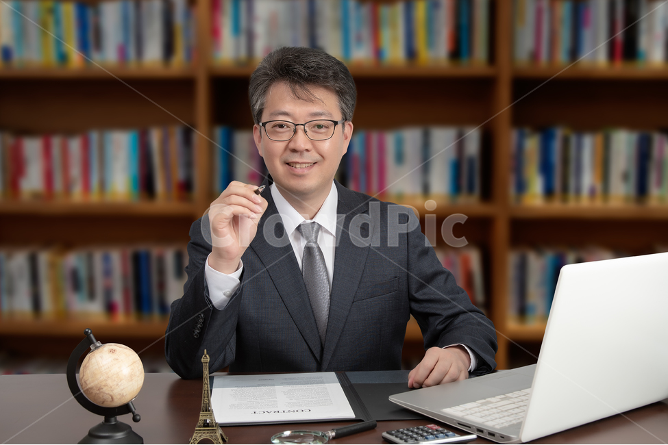 비즈니스,중년,남성,남자,비즈니스맨,비지니스,비지니스맨,1명,중장년,40대,50대,회사원,사업,웃는,사업가,정장,양복,슈트,지구본,책장,노트북,컨셉,개념,책,책꽂이,한국인,사장,회장,매니저,관리자,ceo,사장님,컨설팅,컨설턴트,계약,회계사,법무사,변호사,계약서,성공한,미소짓는,미소,돋보기,일본인,중국인,아시아인,사람,인물,인간,human,person,남성,남자,man,male,산업,industry,industrial,비즈니스,사업,business,service,work