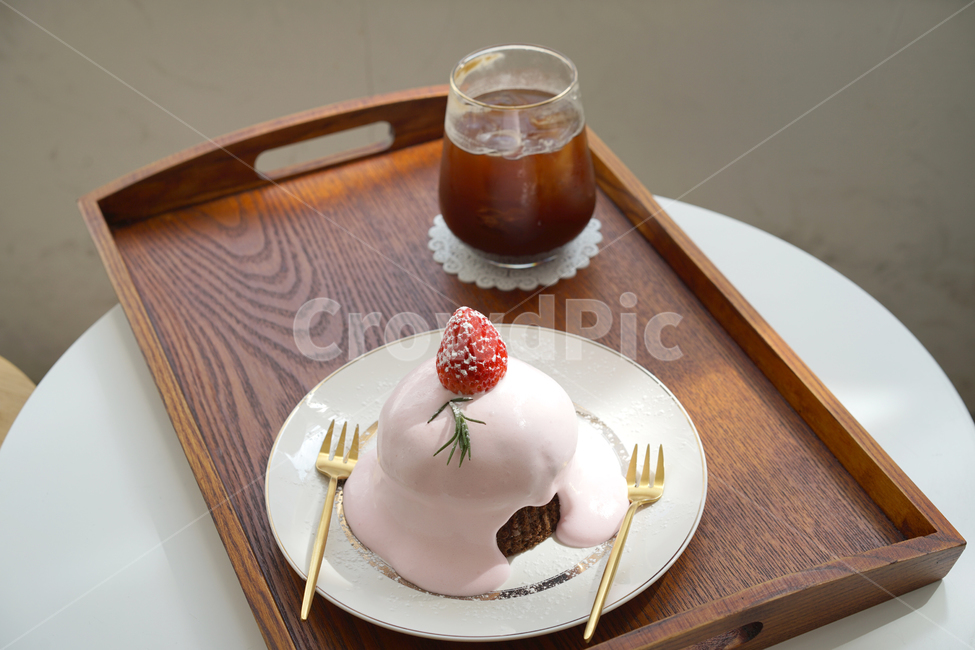 딸기,딸기케이크,핑크,디저트,카페,스트로베리,딸기케익,음식,식재료,요리,food,cook,meal,dishes,food reserves,디저트,간식,후식,dessert,snack,커피,카페,coffee,cafe,감성,sensible,feeling