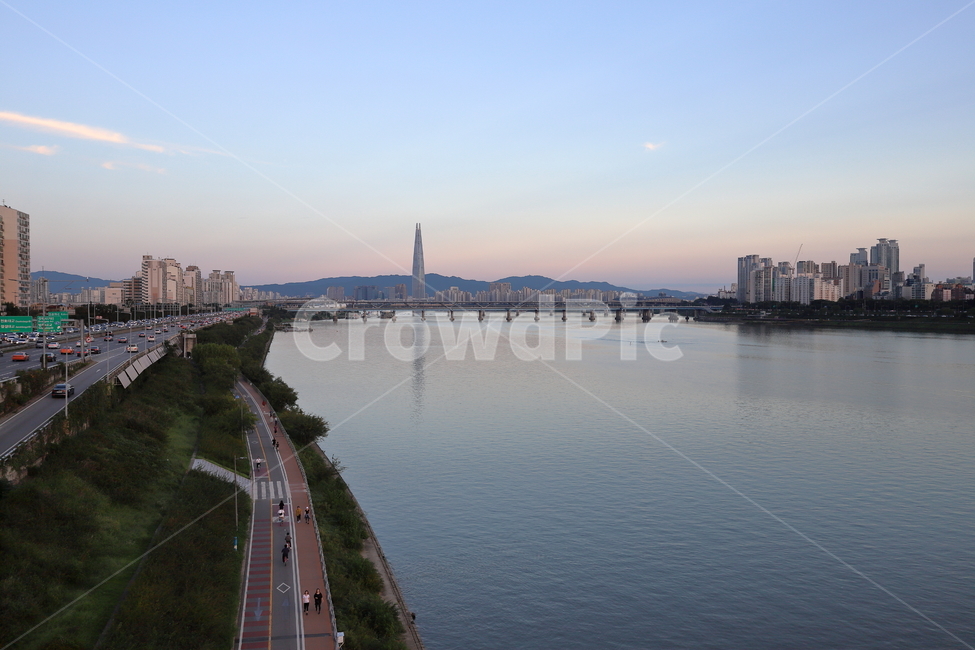 한강,롯데월드타워,강변,저녁,서울,강,물,도로,자전거도로,황혼,하늘,노을,랜드마크,조망,해질녁,강변북로,hanriver,hangang,river,dusk,twilight,bicycleroad,road,sky,car,riverside,lotteworldtower,landscape,cityscape,city,seoul,옥외,한국도시풍경,한국도시경관,korea cityscape