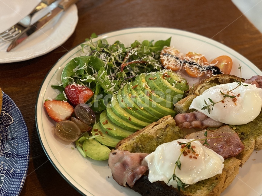 샌드위치,아보카도,감성사진,meal,dish,식사,요리,food,음식,platter,플래터,포크,sandwich,brunch,egg,계란,베이컨