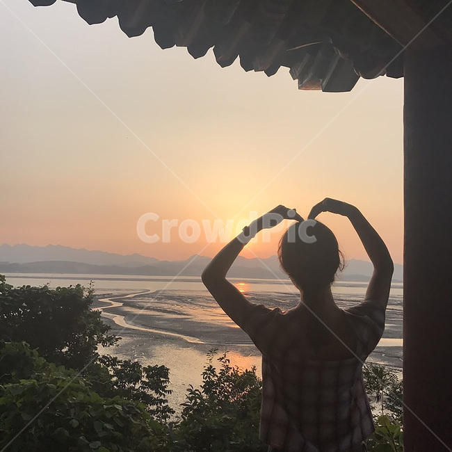 노을,노을진바다,노을진배경,사람,하트,사람하트,노을진강,여름,분위기,사람,인물,인간,human,person,여성,여자,woman,female,lady
