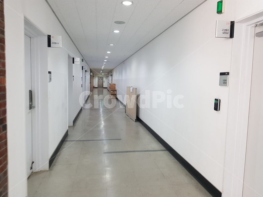 복도,학교,학교복도,강의실,강의실복도,벽,흰벽,깔끔한,실내,건물,캠퍼스