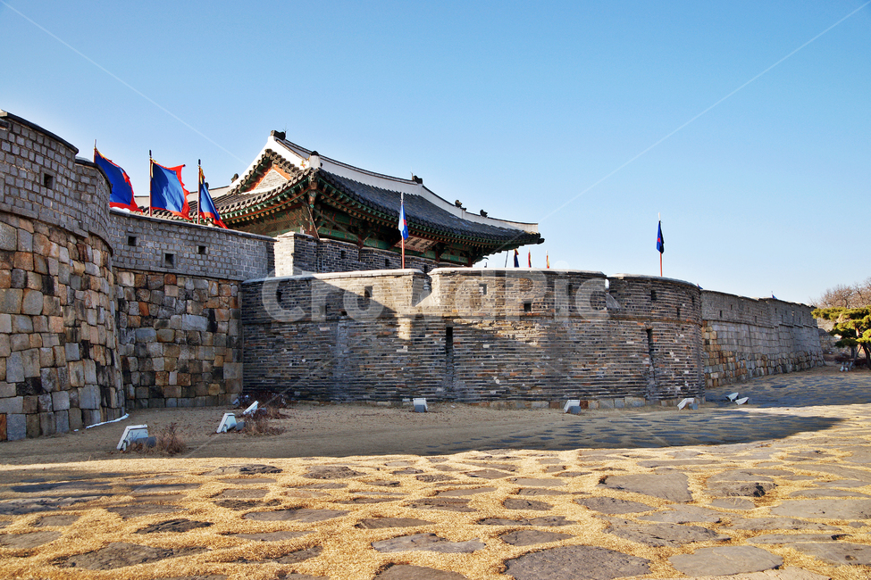 창룡문,동문,수원화성,화성,수원,옹성,성벽,유네스코세계문화유산,한국전통,한국문화,korean traditional,korean culture,랜드마크,landmark,tourist attraction,한국랜드마크,한국관광지,한국명소,korea landmark,korea tourist attraction,건축물,건물외관,exterior,building,structure,architecture,construction