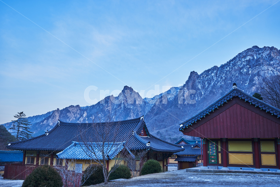설악산,국립공원,눈,하늘,풍경,정상,봉우리,절,전통,기와,한국전통,한국문화,korean traditional,korean culture,건축물,건물외관,exterior,building,structure,architecture,construction