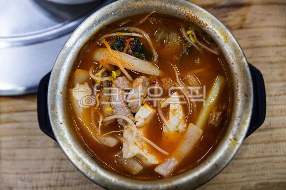 hotpot,Bean sprouts,kimchi,traditionalkoreanfood,boiled,kimchistew,green onion,spicy,pork,Korean traditional food,greenonion,beansprouts,pot,Kimchi stew,tofu