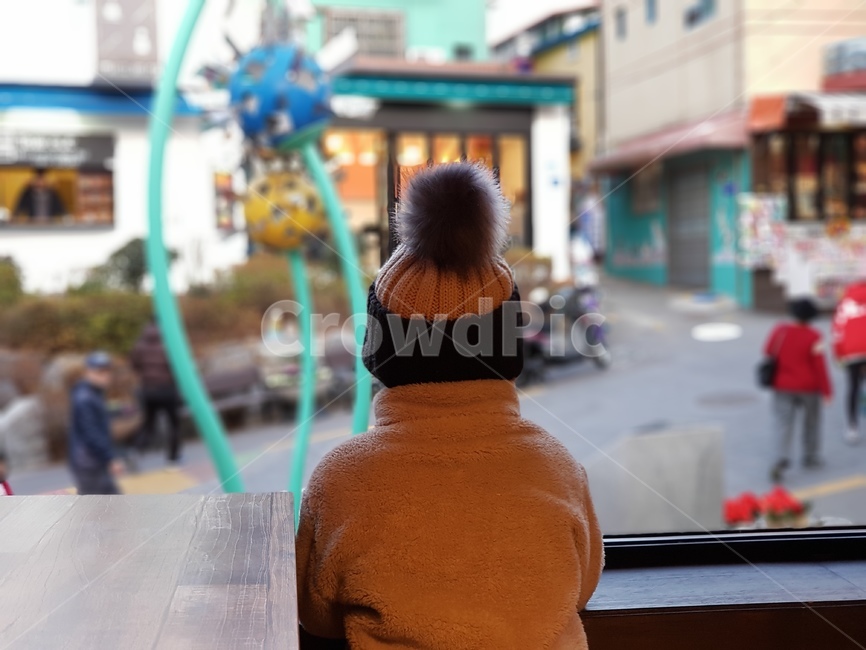 아동,아이,베이비,유아,뒷모습,주말,여유,겨울,휴일,휴식,창밖을보다,사람,인물,인간,human,person,어린이,어린아이,child,children,kid