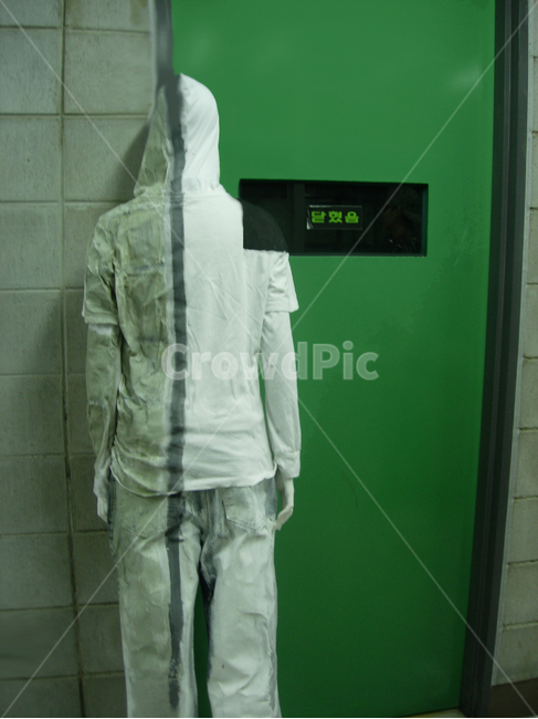 clothing,apparel,invisibleman,camouflage,fashion,fashioncritique,의류,투명인간,카무플라주,패션,패션크리틱,페인팅,마네킹,아트웍,artwork,human,penetration,movie,무비,필름,film,scene,분위기,mood