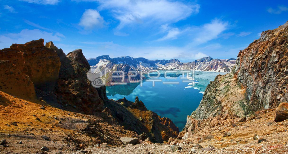 snow scene,majestic,magnificent,winter,ice,tourist attraction,clouds,Baekdu Mountain,baekdusancheonji,caldera,healing,Bukpa,superb view,mystical,mountain,lime water,Ido Baek River,Changbai Mountain,China,north korea,mysterious,dormant volcano,caldera lake