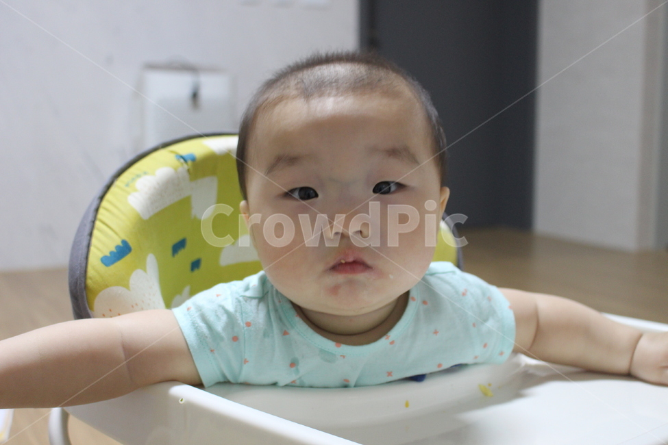 보행기,아기얼굴,아기모델,기저귀,아기볼살