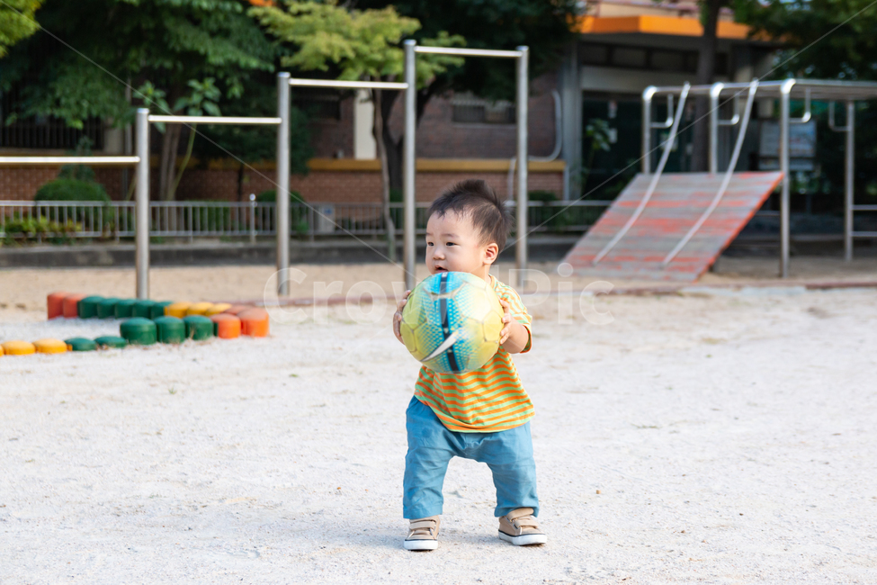 축구공,축구,운동장,장난,놀이,귀여운,작은,아기,아이,어린이,어린,육아,남자,남자아기,남자아이,인물,야외,운동,스포츠,공,혼자,외로운,모래,사람,인물,인간,human,person,영유아,아기,애기,아이,infants,baby,스포츠,레저,운동,sports,leisure,exercise