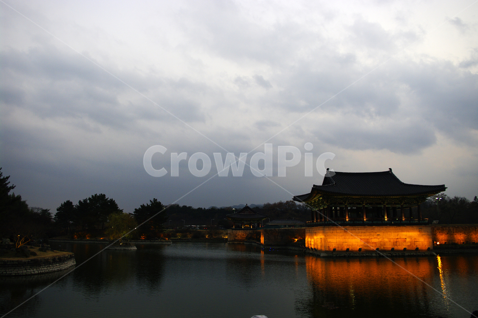 안압지,연못,경주,건축,지붕,traditional,전통,조명,빛,하늘,구름,풍경,야경,밤,풍경,nightscape,night,landscape,한국전통,한국문화,korean traditional,korean culture,랜드마크,landmark,tourist attraction,한국랜드마크,한국관광지,한국명소,korea landmark,korea tourist attraction,건축물,건물외관,exterior,building,structure,architecture,construction