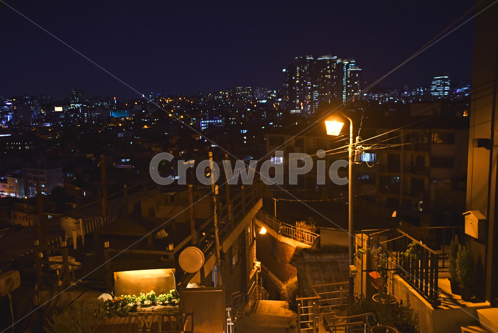 골목길,뒷골목,가로등,도시,건물,계단,집,하우스,안내등,보안등,streetlamp,streetlight,town,좁은,난간,불빛,라이트,조명,전선,배경,바탕,백그라운드,저녁풍경,야경,야간풍경,밤풍경,handrail,빛,light,야경,밤,풍경,nightscape,night,landscape,도시,city,한국도시풍경,한국도시경관,korea cityscape,골목길,alley