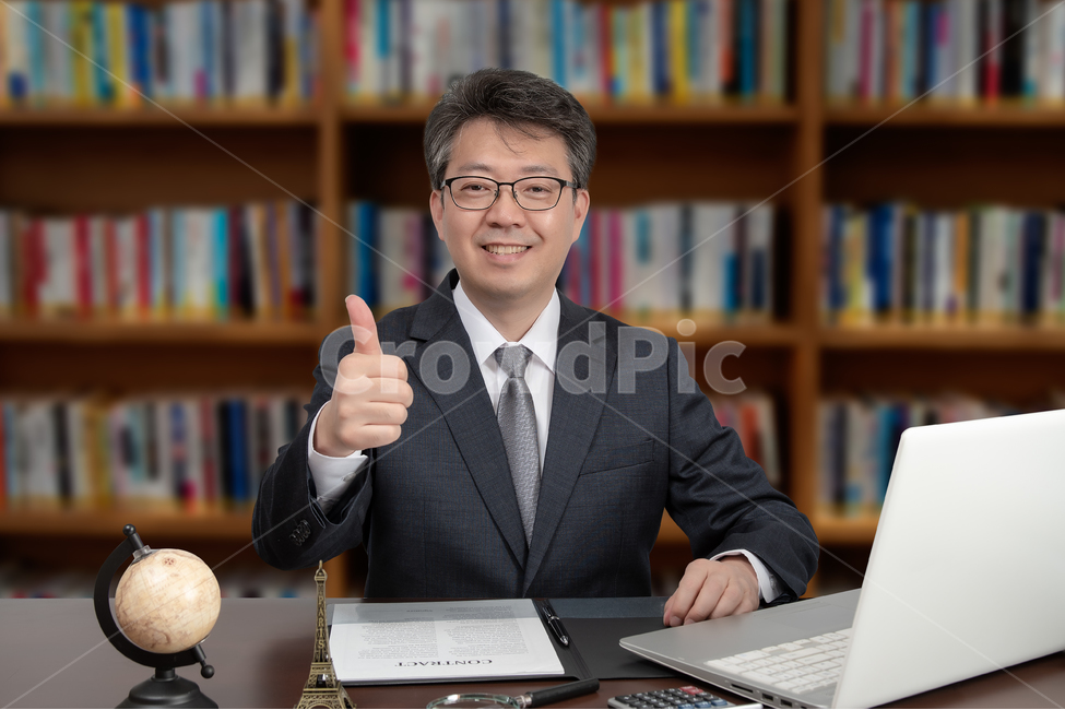 비즈니스,중년,남성,남자,비즈니스맨,비지니스,비지니스맨,1명,중장년,40대,50대,회사원,사업,웃는,사업가,정장,양복,슈트,지구본,책장,노트북,컨셉,개념,책,책꽂이,한국인,사장,회장,매니저,관리자,ceo,사장님,컨설팅,컨설턴트,계약,회계사,법무사,변호사,계약서,성공한,미소짓는,미소,돋보기,일본인,중국인,아시아인,사람,인물,인간,human,person,남성,남자,man,male,산업,industry,industrial,비즈니스,사업,business,service,work