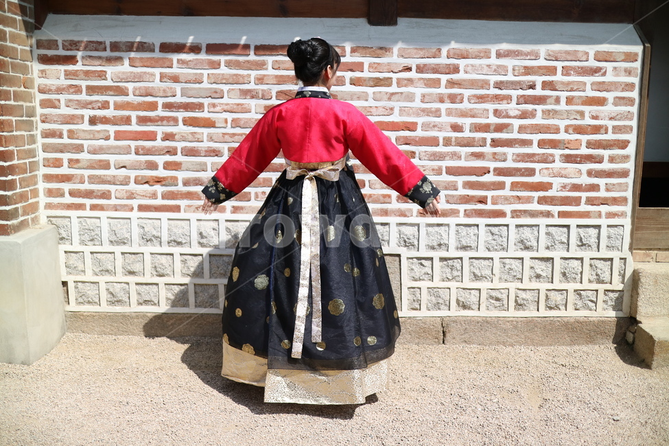 북촌한옥마을,한복,여자한복,빨간한복,옷,패션,robe,fashion,의류,clothing,의복,apparel,사람,뒷모습