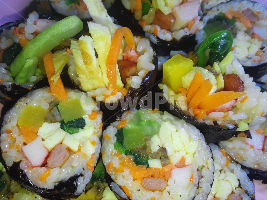 김밥,단무지,달걀,노란색,당근,오이,우엉,김,식사,소풍,시금치,소세지,게맛살,쌀,간식,음식,식재료,요리,food,cook,meal,dishes,food reserves,한식,한국음식,한국요리,korean food,korean dishes,korean meal,korean cook,디저트,간식,후식,dessert,snack