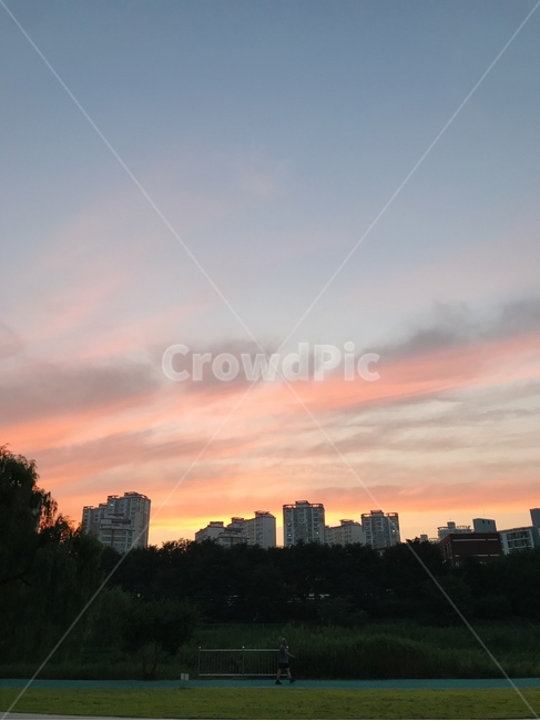 sunset,sky,하늘,계절,노을,도시,풍경,city,landscape,nature,자연,outdoors,옥외,red sky,붉은 하늘,dusk,황혼,dawn,새벽,일몰