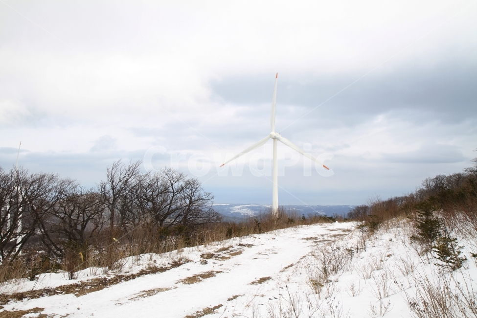겨울풍경,설경,풍력발전기,산길,눈길,자연,겨울,계절,winter,season,자연,풍경,nature,landscape,한국자연풍경,한국자연경관,korea nature landscape,산업,industry,industrial,에너지산업,energy industry,machine,기계,engine,엔진,motor,모터