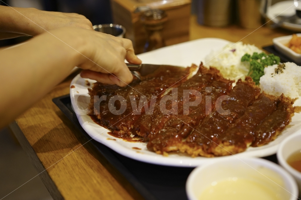 칼질,돈까스,튀김,음식,먹방,돈가스,푸짐,왕돈까스,외식,푸드,칼,나이프,사람,인물,인간,human,person,신체일부,몸,body,음식,식재료,요리,food,cook,meal,dishes,food reserves,육류,고기,meat