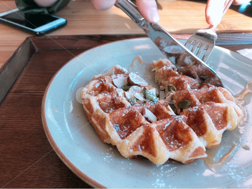 와플,식사,빵,카페,칼질,디저트,간식,후식,dessert,snack