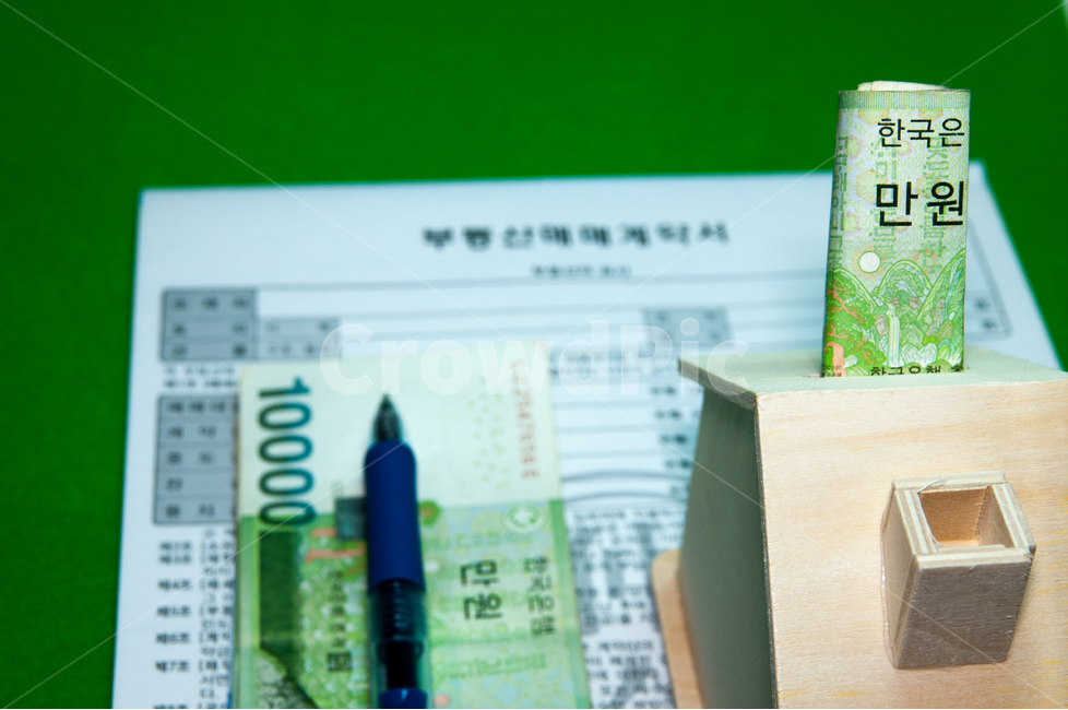 계약서,계약,서류,부동산,주택,매매,전세,임대,저축,부금,대출,하우스,푸어,차익,프리미엄,상환,작성,설정,한국돈,현금,지폐,모형주택,금융,돈,finance,banking,money,비즈니스,사업,business,service,work,연출,컨셉,콘셉,direction,concept