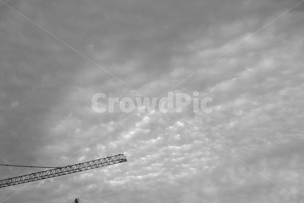 하늘,구름,sky,constructioncrane,건설크레인,cloud,흑백,모노톤,monochrome,black and white,건설업,건축업,construction industry