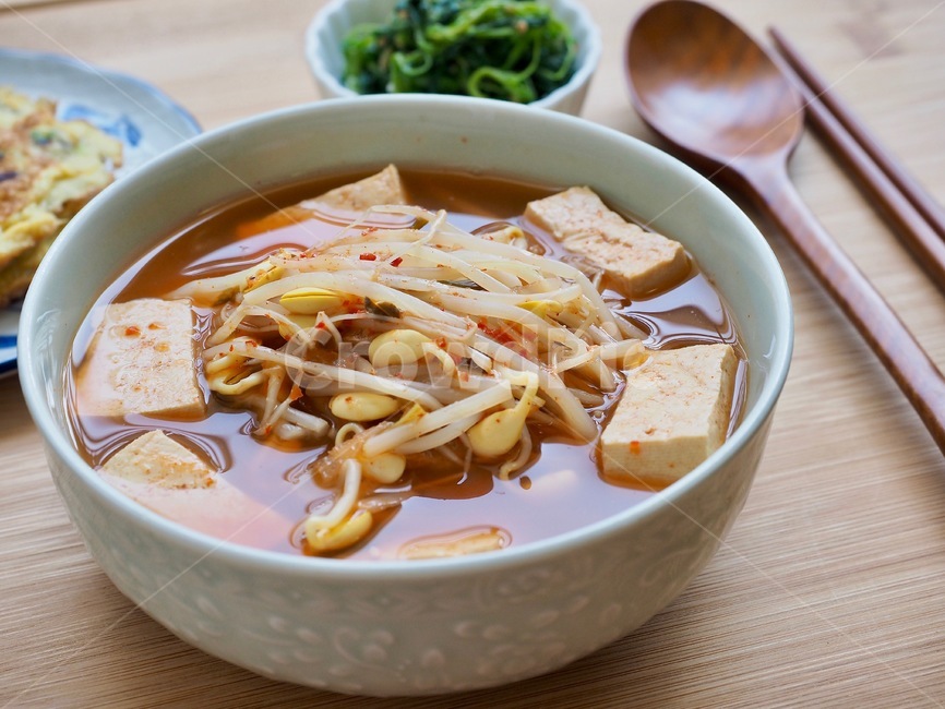 콩나물,콩나물김치국,감차국,국,반찬,국물,숟가락,젓가락,두부,콩나물국,한국음식,식품,한식,한국문화,음식,한국,배경,음식문화,웰빙,문화,아시아,아시아음식,국물음식,음식,식재료,요리,food,cook,meal,dishes,food reserves,한식,한국음식,한국요리,korean food,korean dishes,korean meal,korean cook,감성,sensible,feeling