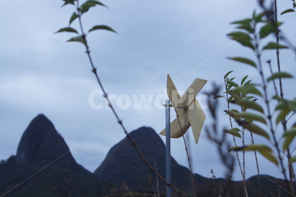 마이산,바람개비,몽환적인,차가운,감성,외로움,흐림,mountain,windmill,dreamlike,cloudy,chilly