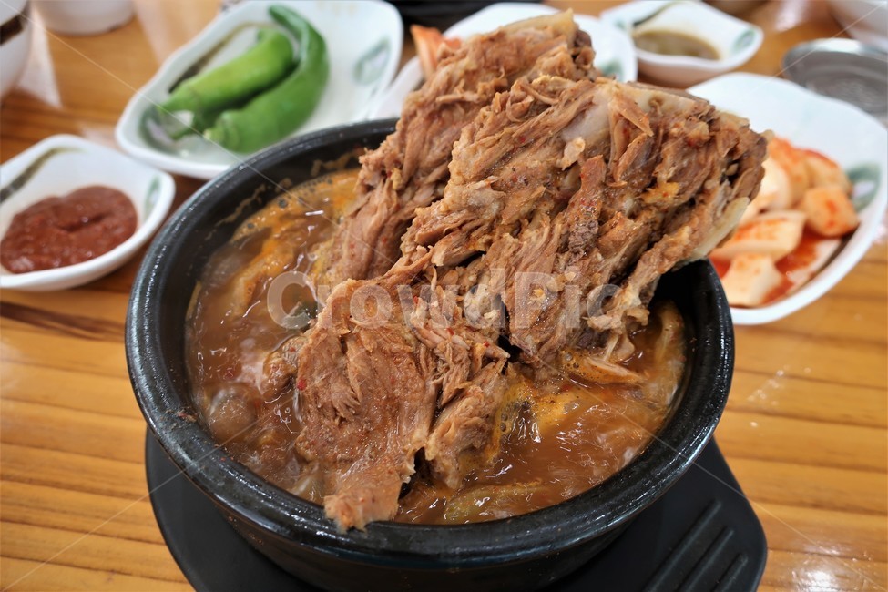 뼈다귀,감자탕,뼈,뚝배기,한식,식사,해장국,국밥,반찬,뼈해장국,음식,식재료,요리,food,cook,meal,dishes,food reserves,한식,한국음식,한국요리,korean food,korean dishes,korean meal,korean cook