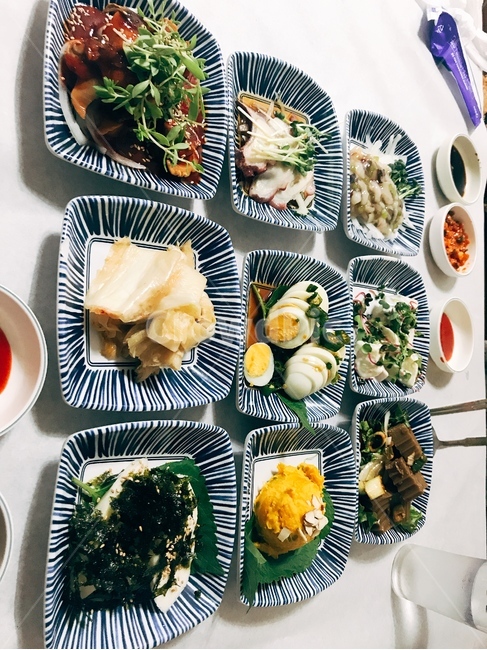 반찬,사이드디쉬,여섯그릇,여섯반찬,식당