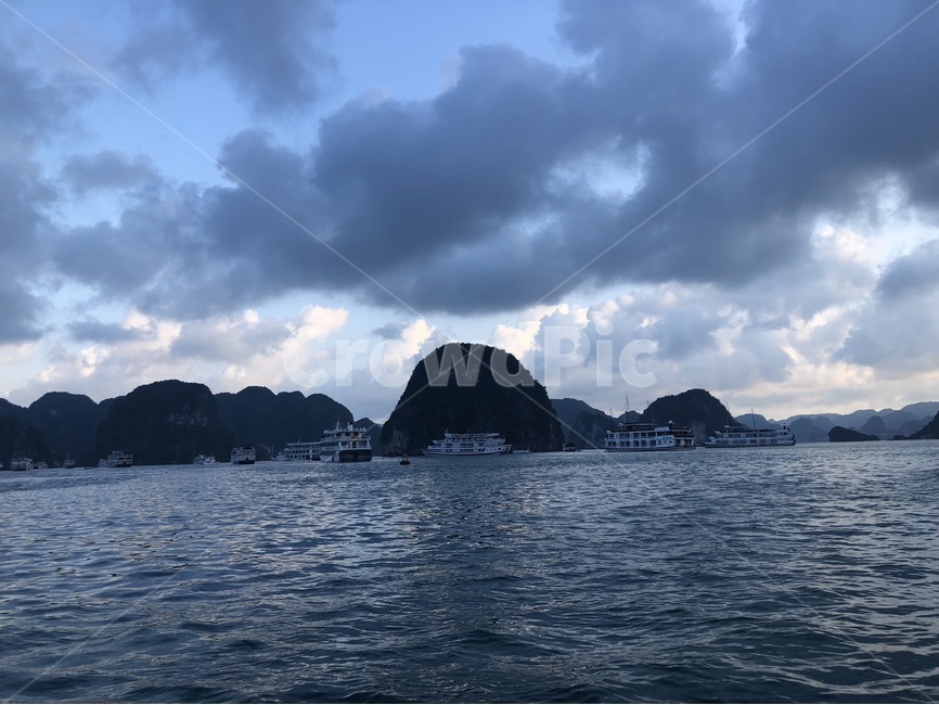 베트남,하롱베이,야외,바다,섬,크루즈,하늘,자연,자연,풍경,nature,landscape,해외,외국,세계,foreign,oversea,world,세계자연풍경,해외자연풍경,외국자연풍경,world nature landscape,교통,교통수단,traffic,transportation,land,땅,outdoors,옥외,water,물,sea,ocean,대양,shoreline,해안선,island,coast,연안