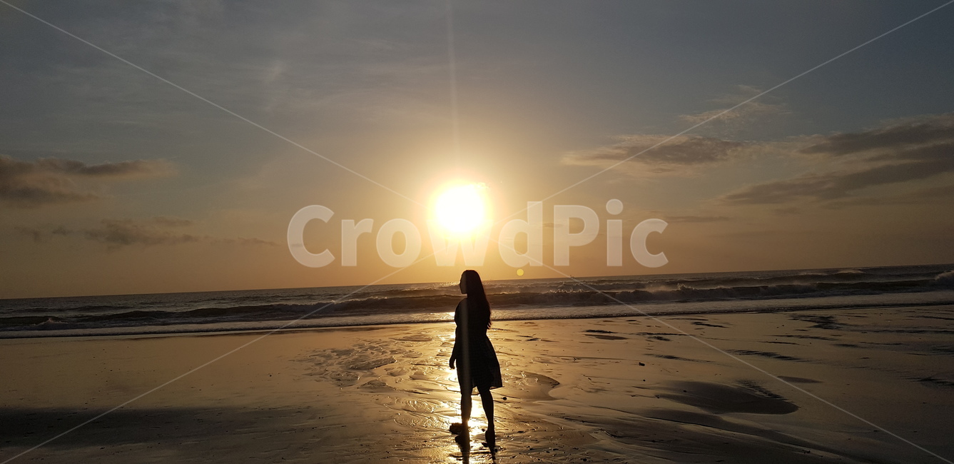 해변,바다,역광,해,사람,해변,바다,beach,sea,사람,인물,인간,human,person,여성,여자,woman,female,lady,인물실루엣,사람실루엣,character silhouette,human silhouette,flare,플레어,light,빛
