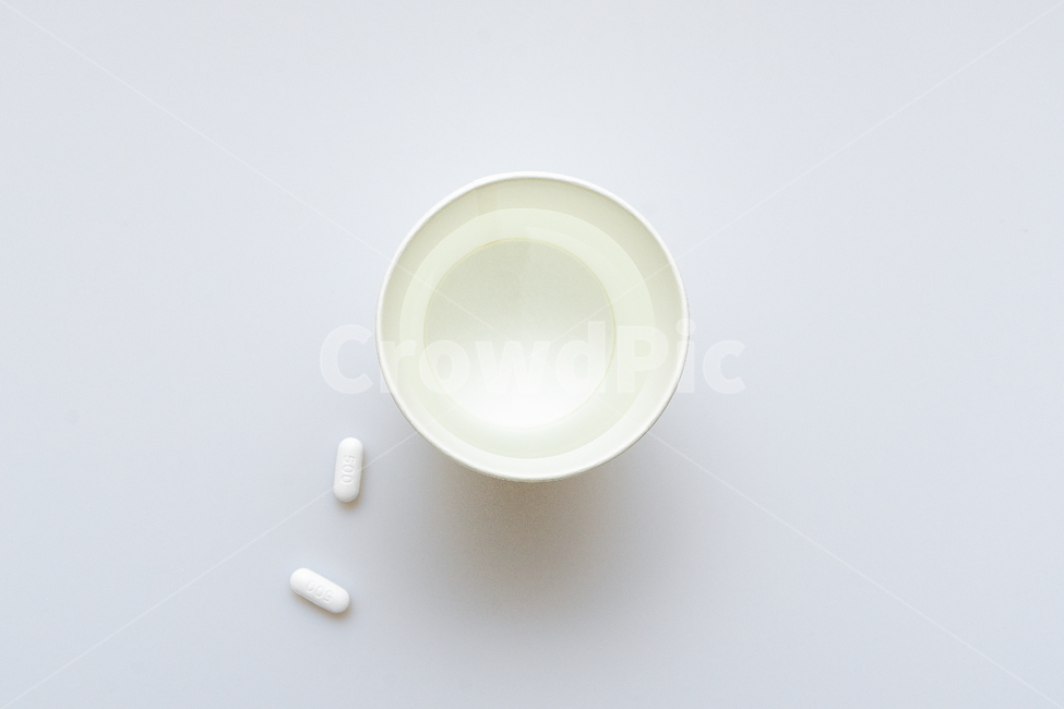 항생제,바탕,배경,백그라운드,질병,질환,의사,기기,이미지,의료,진통제,조제,처방,질감,텍스쳐,하얀,하얀색,화이트,흰,흰색,물,물컵,종이컵,의료,의학,병원,medical,hospital,clinic,사물,물건,오브젝트,thing,object,matter