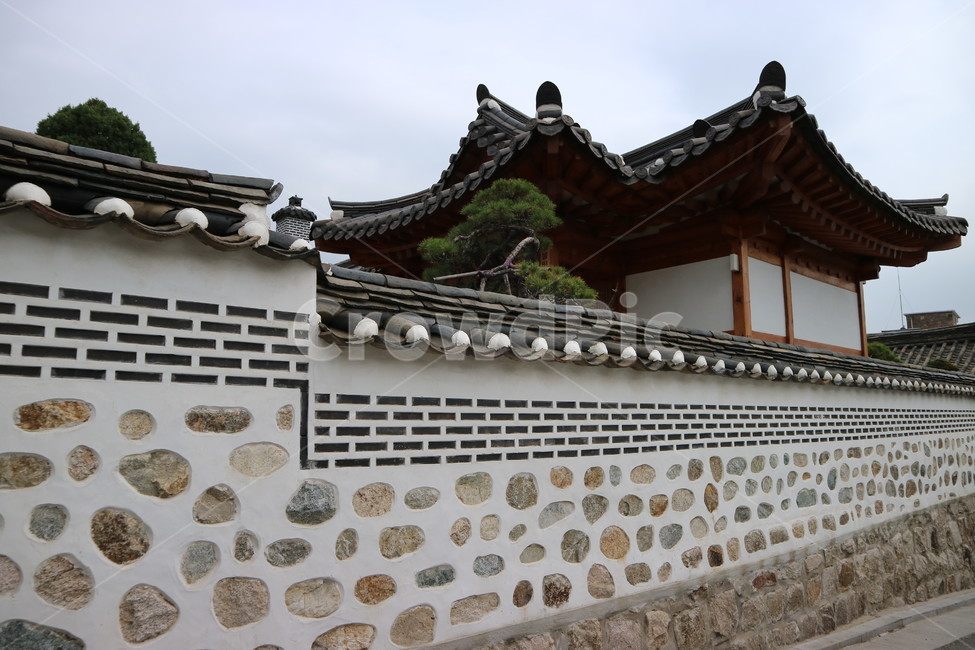 북촌,한옥,한옥마을,지붕,담벼락,전통,풍경,한국전통,한국문화,korean traditional,korean culture,건축물,건물외관,exterior,building,structure,architecture,construction