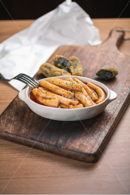 떡볶이,김말이,김말이튀김,매운떡볶이,떡보끼,스낵,분식,tteokbokki,stirfriedricecakes,가래떡,매콤한,매운,참깨,포크,나무도마,음식,식재료,요리,food,cook,meal,dishes,food reserves,한식,한국음식,한국요리,korean food,korean dishes,korean meal,korean cook